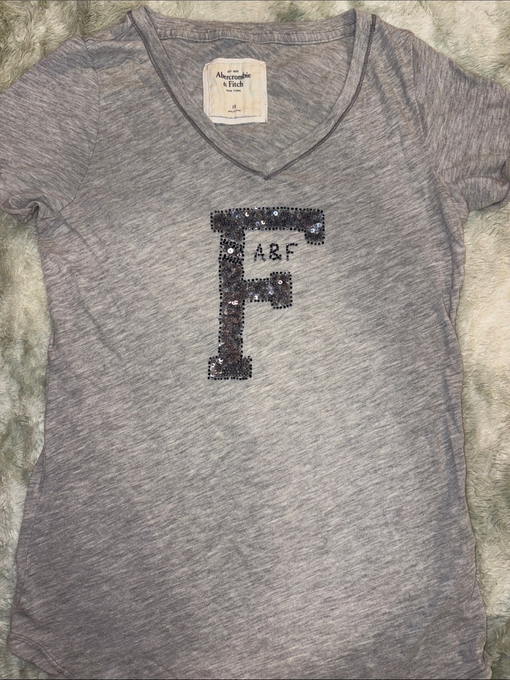 XS Abercrombie & Fitch Heather Gray Short Sleeve SEQUIN/BEADED logo Vneck summer - Picture 2 of 11
